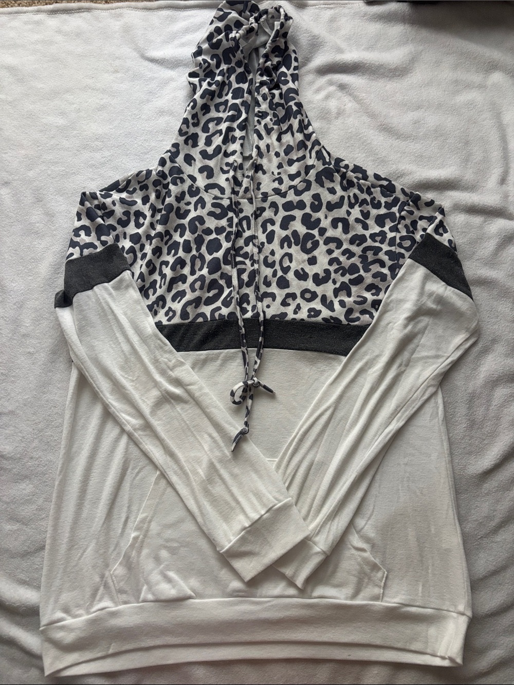Leopard Print Hooded Pullover in White and Black